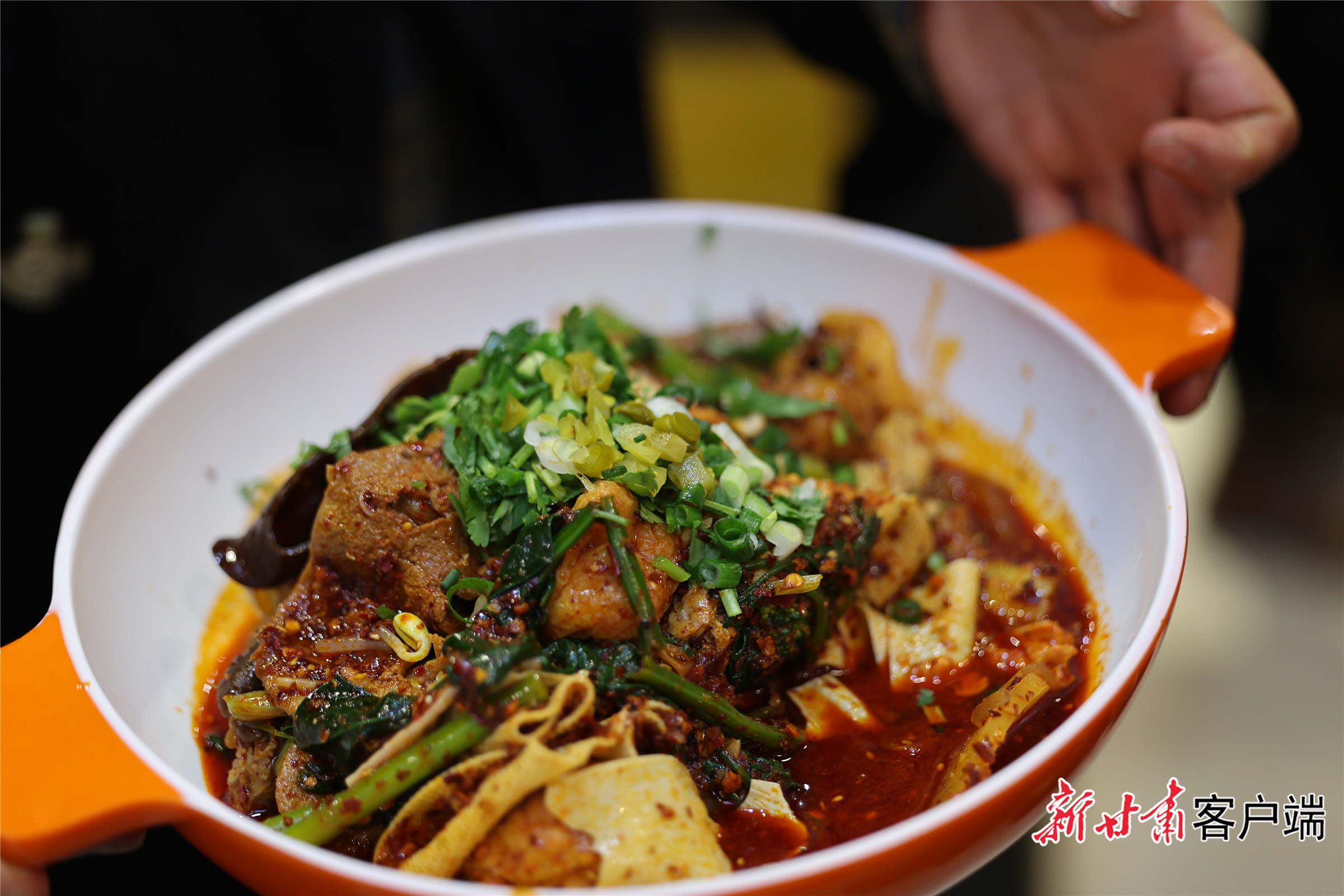 购票引导,秩序维护,文化讲解,向游客详细介绍他们感兴趣的景区和美食